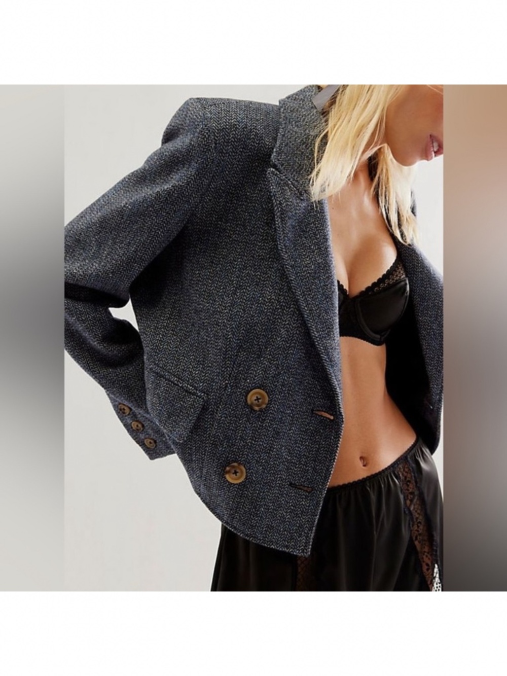 Approximate Measurements laying flat PTP 21.5” Length 22” Sleeve 25” FEATURES: